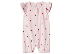 Lyserød sommerheldragt med lille rødt jordbærprint og med flæseærmer og korte ben fra Name It 13241191 light lilac 